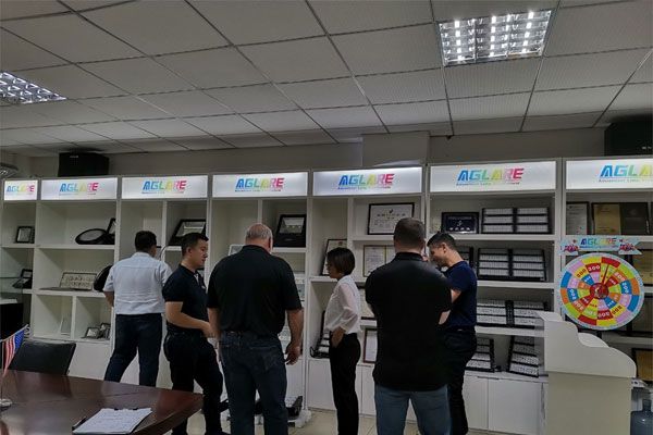 接待凯发k8美国客户来造访我们！